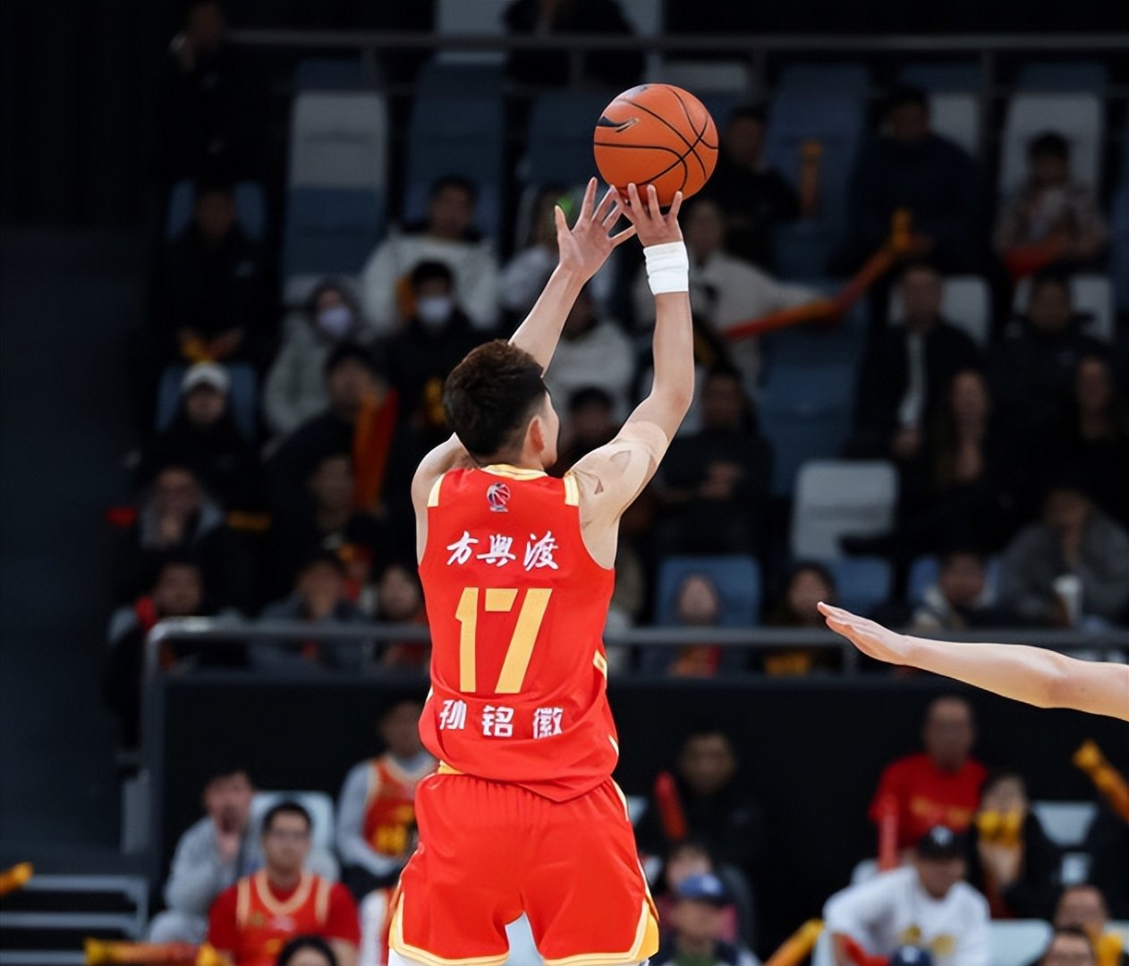 国际比赛日CBA季后赛传出新动向，底特律活塞队长鼓劲，管理层表态：悬念犹存，年轻球员得到机会